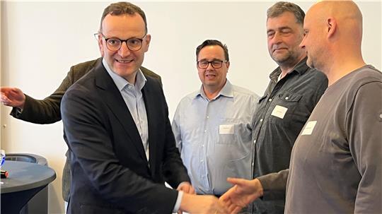 Auf dem Sprung: Ex-Minister Jens Spahn (CDU) verabschiedet sich von den Gesprächsteilnehmern zum Thema Bioenergie.