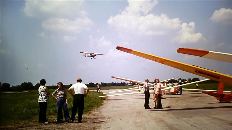 Mit 14 schon Segelflieger: Auf den Spuren von Günther Groenhoff Auf dem Stader Flugplatz in den 70er Jahren.