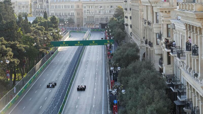 Leclerc fährt Tagesbestzeit im Formel-1-Training von Baku Auf dem Stadtkurs dürfte es wieder ein enges Rennen um den Sieg geben.