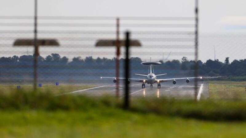 Auf dem Stützpunkt sind Awacs-Aufklärungsflugzeuge stationiert - der Flugbetrieb ging trotz der erhöhten Sicherheitsstufe weiter.