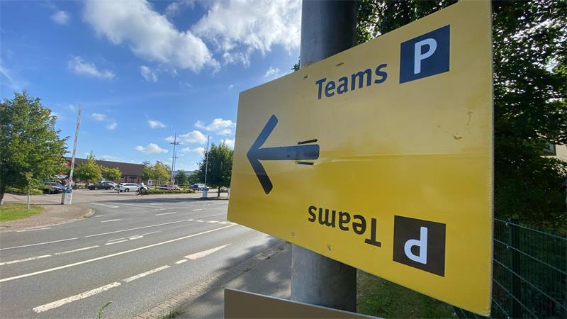 Auf dem Teamparkplatz am Westmoor kommt man nah an die Teams heran.