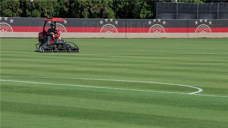 Auf dem Trainingsplatz der DFB-Elf wird der Rasen gemäht. 