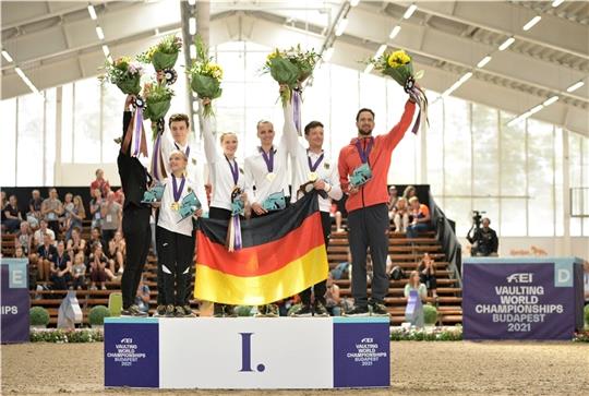 Auf dem Treppchen: Gesa Bührig, Mirja Krohne, Malte Möller, Mila Koböck, Kathrin Meyer, Jannik Heiland und Viktor Brüsewitz (von links) sind Weltmeister .