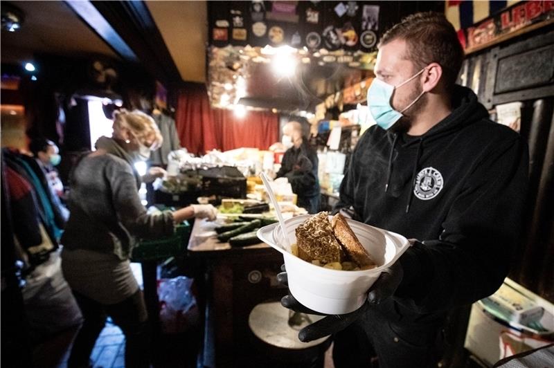 Auf dem Tresen im „Elbschlosskeller“ bereiten Helfer Lebensmittel für Bedürftige vor. Foto: Charisius/dpa