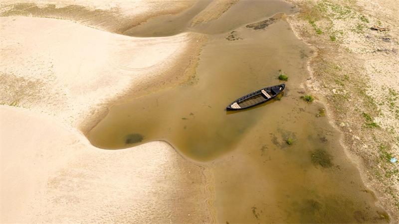 Auf dem Trockenen: Bei Niedrigwasser an der Donau in Rumänien liegt ein Boot im Sand. 