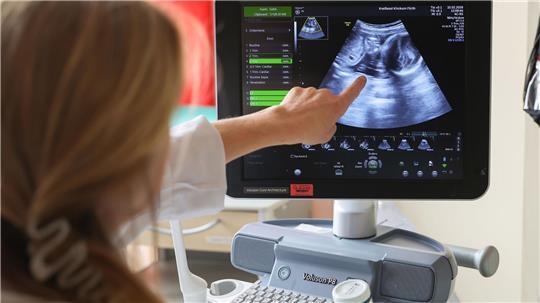 Auf dem Ultraschallbild ist laut der Ärztin zu sehen, dass Jasmin Schmidt wieder Zwillingsmädchen bekommt.