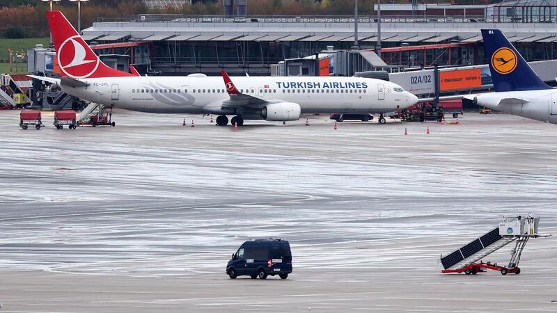 Buxtehuder Flughafen-Geiselnehmer: Polizisten sollen zu Verhandlungen aussagen Auf dem Vorfeld des gesperrten Hamburger Flughafens steht eine Maschine der Turkish Airlines. Hinter der Maschine steht ein Auto, in dem Mann mit seinem aus Stade entführten Kind sitzt.