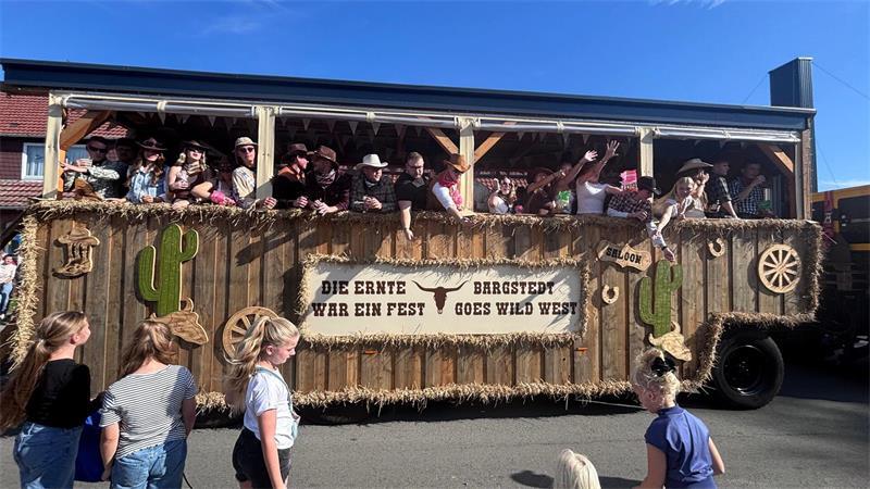 Umzug mit fantasievollen Wagen: Wild West und Ölfässer in Bargstedt Auf dem Wagen der Landjugend etwas weiter hinten im Zug sorgen sie mit Musik und Bonbons für Stimmung. Insgesamt waren fast 30 Wagen am Start.