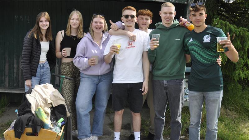 Gute Stimmung inklusive: Vatertagstouren an Elbe und Oste Auf dem Weg an die Elbe: Die Jorker Clique bei ihrer ersten Rast.