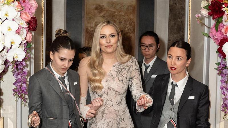 Auf dem Weg aus dem Hotel ließ sich Lindsey Vonn stützen.