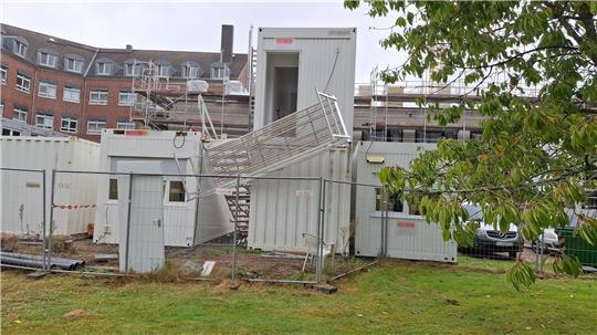 Fünf Bauarbeiter bei Unfall an Krankenhaus Reinbek verletzt Auf dem Weg der Bauarbeiter zum Pausenraum löste sich die Treppe.