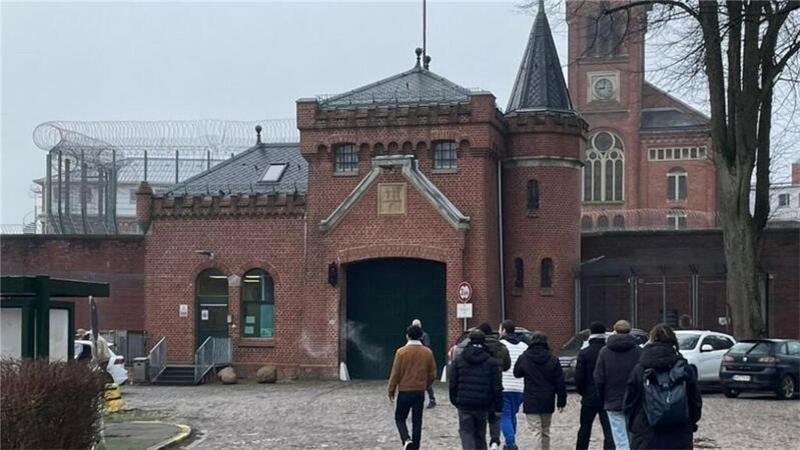 Auf dem Weg in den Knast: Im Hochsicherheitsgefängnis Santa Fu in Hamburg treffen Jugendliche regelmäßig auf Inhaftierte, die sie mit den weitreichenden Konsequenzen von Kriminalität und Knast konfrontierten.