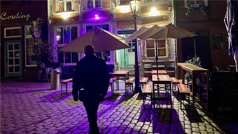 Auf Kneipentour: Eine überraschend lange Nacht in Stade Auf dem Weg in die Kleine Freiheit, die zweite Station.