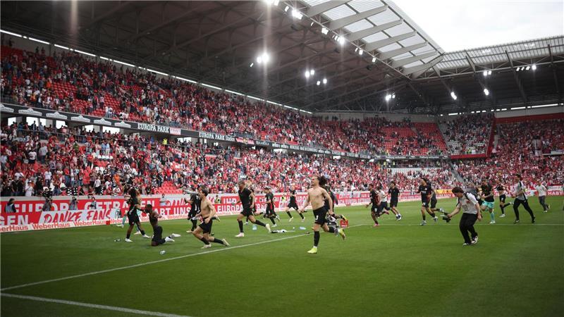 Königsklassen-Krimi: Eintracht in Ekstase, Freiburg geknickt Auf dem Weg in die Königsklasse: Die Profis von Eintracht Frankfurt.