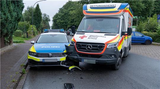 Auf dem Weg zu einem Einsatz in Tostedt sind ein Rettungswagen des DRK und ein Streifenwagen der Polizei zusammengestoßen.