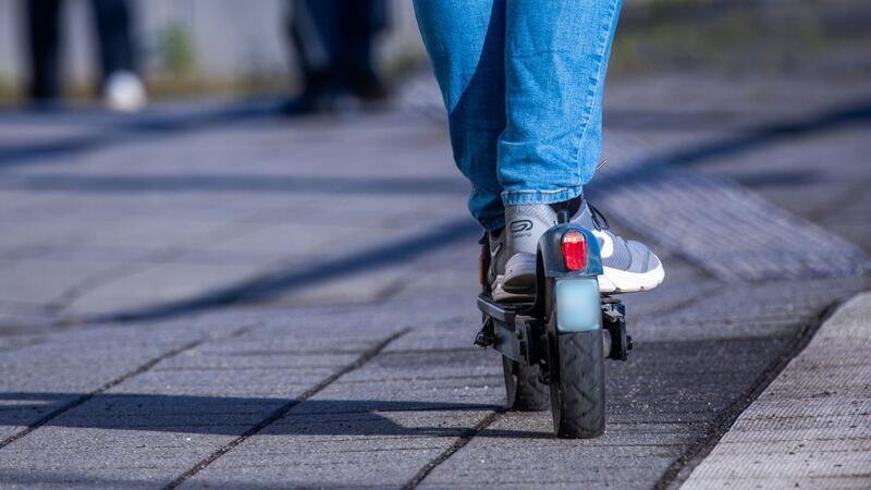 Auf dem Weg zum Ehrenfriedhof stürzt eine 15-Jährige mit ihrem E-Roller und wird dabei lebensgefährlich verletzt. (Symbolbild)