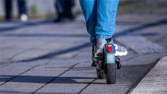 Auf dem Weg zum Ehrenfriedhof stürzt eine 15-Jährige mit ihrem E-Roller und wird dabei lebensgefährlich verletzt. (Symbolbild)
