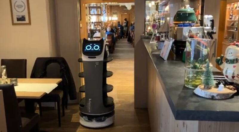 In diesem Restaurant bringt ein Roboter die Speisen an den Tisch Auf dem Weg zum Gast erkennt Heidi auch Hindernisse und weicht ihnen aus. Foto: NZ/Screenshot