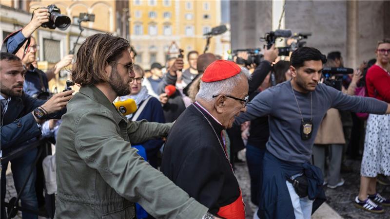 Friedensappell vor Konklave zur Papstwahl Auf dem Weg zum Vatikan kämpfen sich die Kardinäle durch eine Menge aus Journalisten und Schaulustigen.