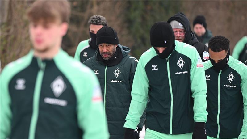 Auf dem Weg zum ersten Werder-Training: Der neue Chefcoach Daniel Thioune.