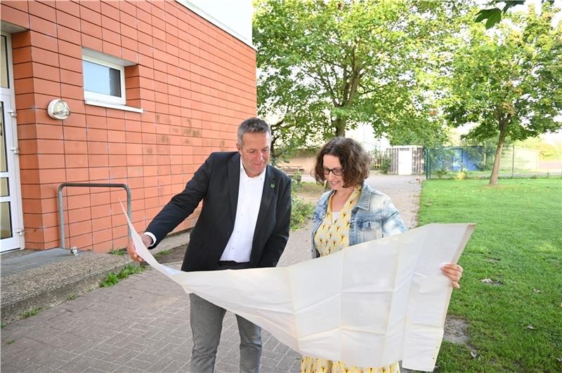Ganztag: Altländer müssen beim Schulbau sparen – Wo der Rotstift angesetzt wird Auf dem Weg zur Ganztagsschule: Samtgemeindebürgermeister Timo Gerke studiert mit der Schulleiterin Tina Reiß die Umbau-Pläne der „Appel snut Grundschool“ in Hollern; auf der Freifläche rechts wird der Anbau für die Lernlandschaften mit ach