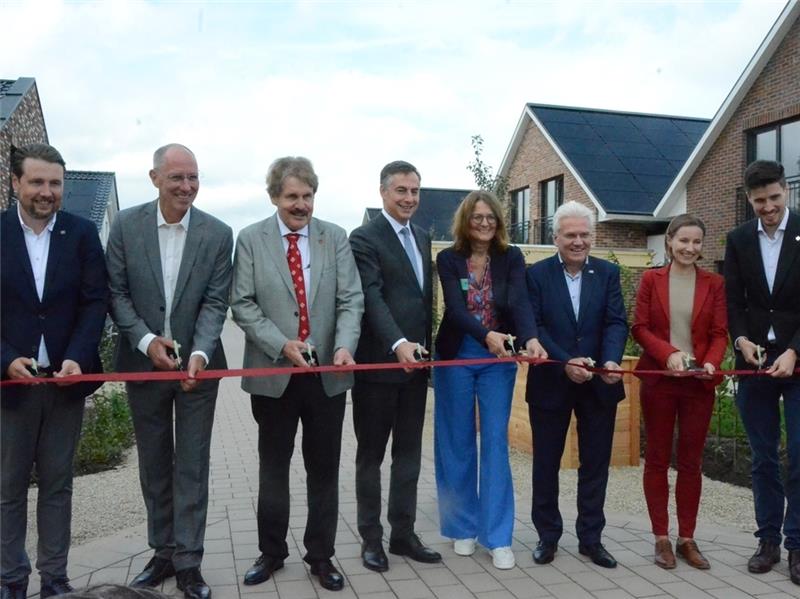 Europa hat eine neue Smart City - in Harsefeld Auf dem Weg zur Serienreife: Dirk Viebrock, Klimaexperte Thomas Ranft, Andreas Viebrock, der EU-Parlamentsabgeordnete David McAllister, Harsefelds Samtgemeindebürgermeisterin Ute Kück, HS-21-Präsident Prof. Ingo Hadrych, Projektleiterin Dr.