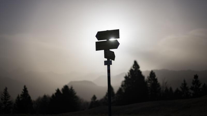 Auf dem Weg zur deutschen Grenze trübt der Saharastaub den Himmel über den Schweizer Bergen bei St. Gallen.