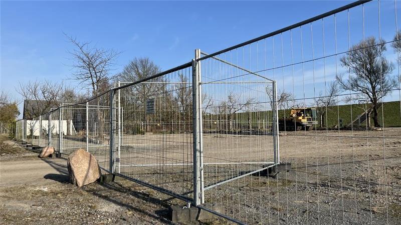 Auf dem alten Parkplatz vor dem Fährhaus Kirschenland in Wisch hat das Lohnunternehmen Simon Mückenberger seinen Lagerplatz eingerichtet.