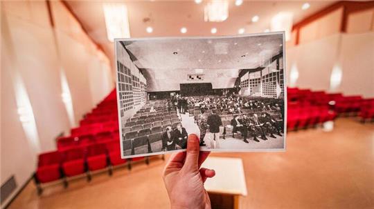 Auf dem alten Schwarz-Weiß-Foto sind noch Männer in Uniformen zu sehen. Der alte Vergnügungspalast der US-Army in Bremerhaven ist seit den 1990er-Jahren größtenteils verlassen.