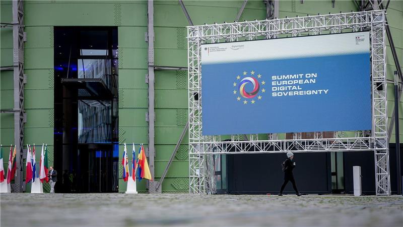 Auf dem deutsch-französischen Digitalgipfel in Berlin sind 18 Vereinbarungen zum Ausbau von KI-Anwendungen vorgestellt worden.