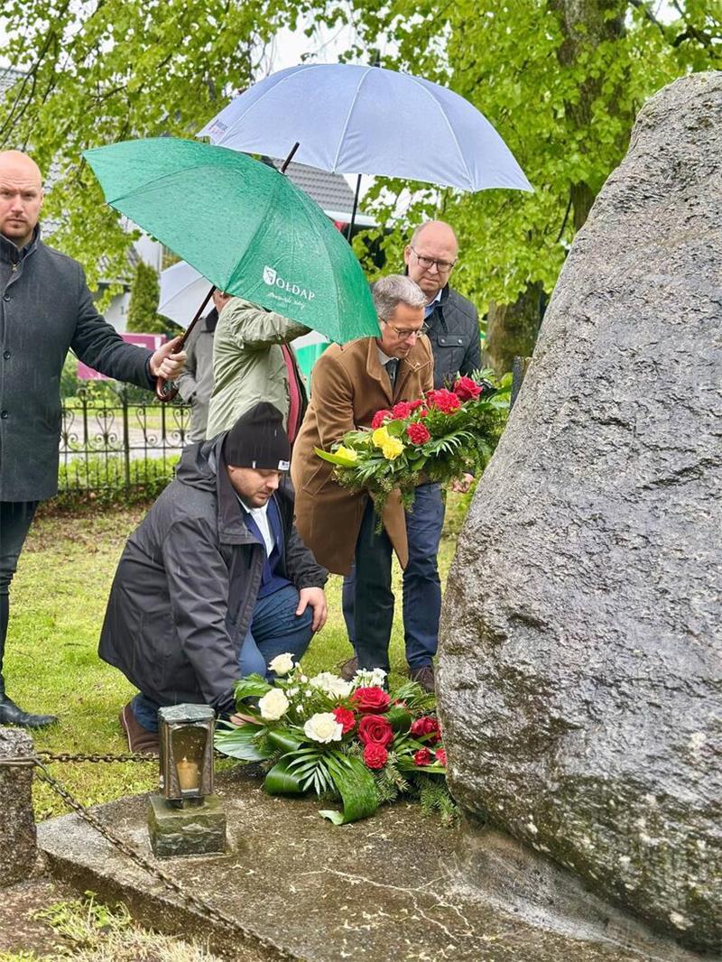 Delegation aus Stade besucht die Partner in Goldap Auf dem deutschen Friedhof und am Unabhängigkeits-Mahnmal legten Landräte und Bürgermeister Kränze nieder.