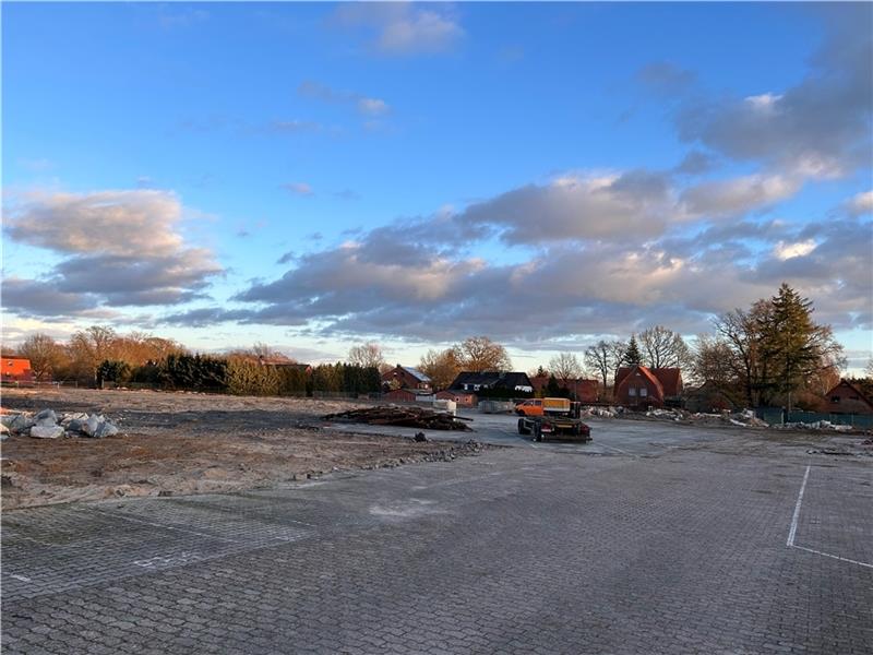 Auf dem ehemaligen Raisa-Gelände im Oldendorfer Ortskern sind die Markt- und Lagerhallen abgerissen. Das Gelände wird für die Bebauung vorbereitet.
