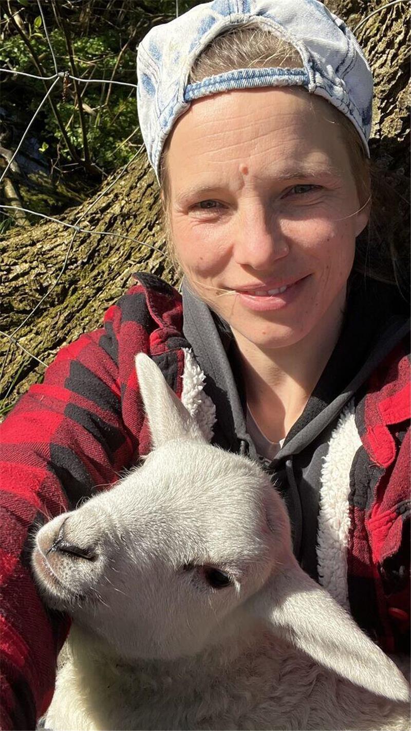 Auf dem elterlichen Hof in Geversdorf kann Tabea Kemme abschalten und Kraft tanken. Die Schafe helfen ihr dabei.