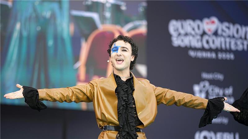 Zum ESC-Auftakt greift Sarah Engels zu roter Flammenrobe Auf dem erst 19-jährigen Cosmó ruhen die Hoffnungen Österreichs.