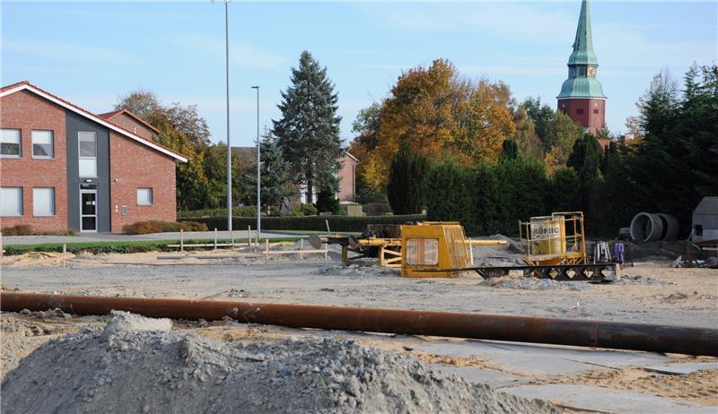 Auf dem ersten Grundstück hinter der Feuerwehr sollen zehn Wohnungen für Senioren entstehen. Die Pfahlgründung wird schon vorbereitet. Fotos: Lankuttis