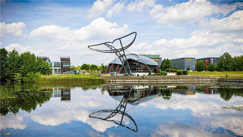 Auf dem früheren Expo-Gelände mit dem Expowal als Wahrzeichen wird der 25. Jahrestag der Weltausstellung gefeiert.