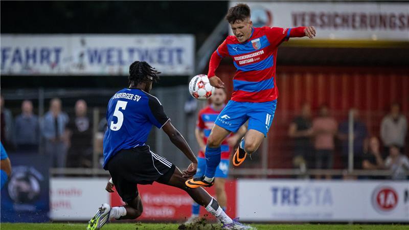D/A will die Revanche - gegen die nun erwachsenen HSV-Talente Auf dem großen Kunstrasenplatz in Hamburg können Techniker wie Jorik Wulff aufdrehen.