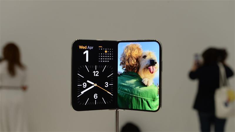 Neuer Apple-Chef setzt Akzente mit erstem Falt-iPhone und KI Auf dem iPhone Duo können zwei Apps nebeneinander laufen.
