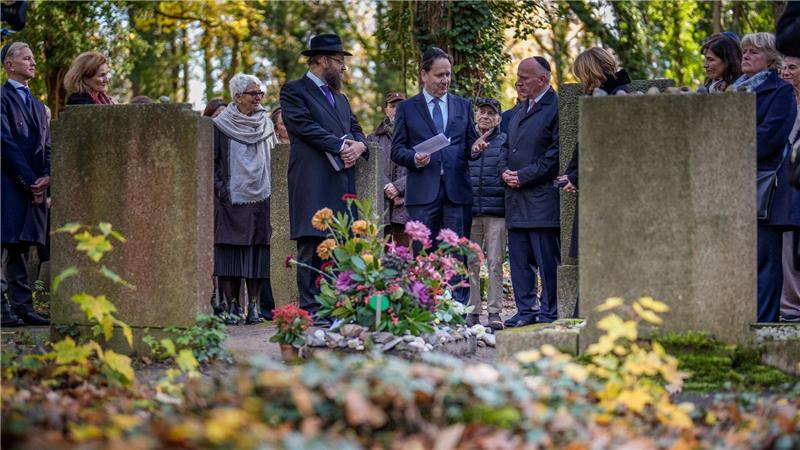 Auf dem jüdischen Friedhof in Berlin-Weißensee: Gedenkfeier zum 104. Geburtstag von Margot Friedländer.