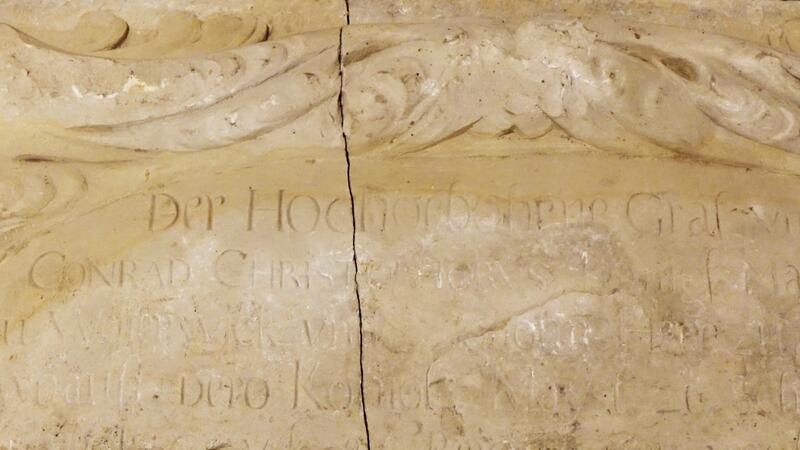 Mit welcher Neuheit das Schloss in die Saison startet Auf dem neuen Ausstellungsstück im Schlossmuseum ist die Inschrift noch gut zu erkennen: „Der hochgebohrne Graf Conrad“.