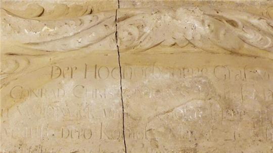 Auf dem neuen Ausstellungsstück im Schlossmuseum ist die Inschrift noch gut zu erkennen: „Der hochgebohrne Graf Conrad“.