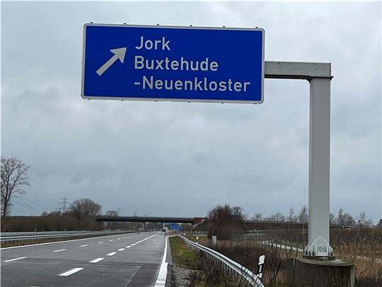 Auf dem neuen Schild an der A26 in Jork hat sich ein Fehler eingeschlichen. Foto: Vasel
