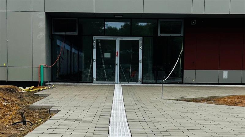 Neuer Höhepunkt an Himmelpfortens Grundschule Auf dem neuen Schulhof sind taktile Streifen eingebaut, die Sehbehinderten die Orientierung erleichtern.