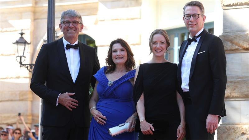 Wer hat die Macht über den Grünen Hügel? Auf dem roten Teppich: Kulturstaatsminister Weimer, seine Frau Christiane, Bayerns Kunstminister Markus Blume und seine Frau Aurelia (v. l.). (Archivbild)
