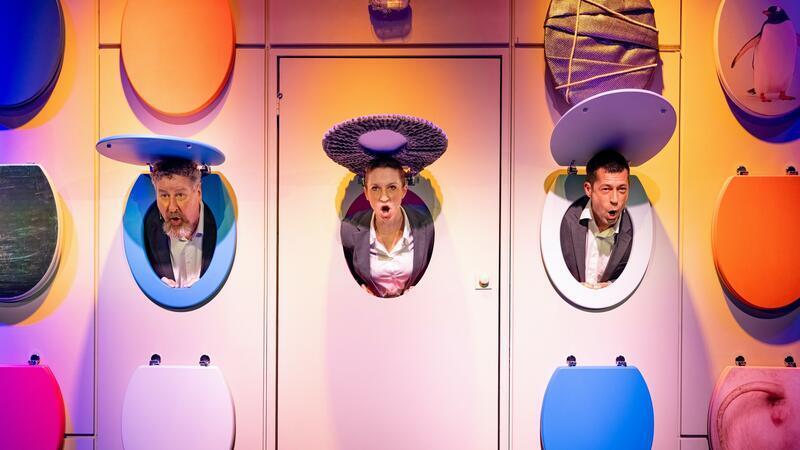 Bundestags-Revue: Kabarett-Theater Distel im „Hinterzimmer der Macht“ Auf dem stillen Örtchen im „Hinterzimmer der Macht“: Stefan Martin Müller, Caroline Lux und Jens Eulenberger vom Kabarett-Theater Distel.
