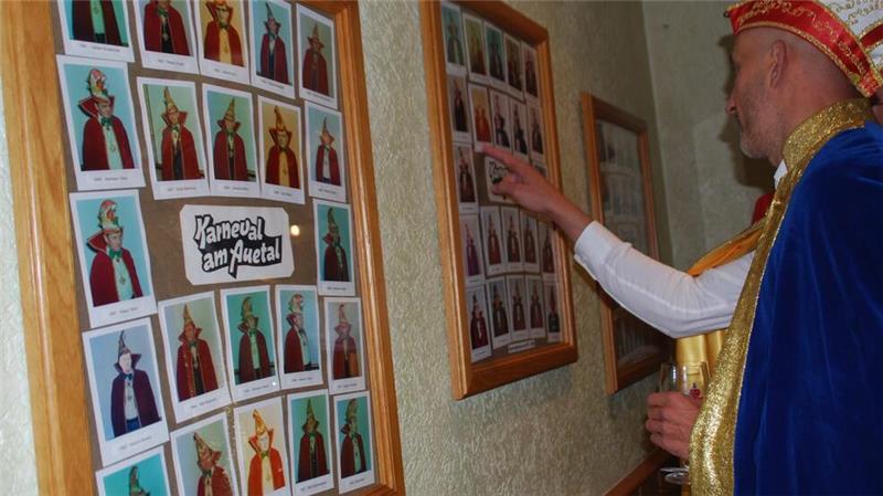 Helau im Auetal: Ahlerstedt hat ein neues Prinzenpaar Auf den Ahnentafeln finden sich die zahlreichen Prinzen vom Karneval am Auetal.