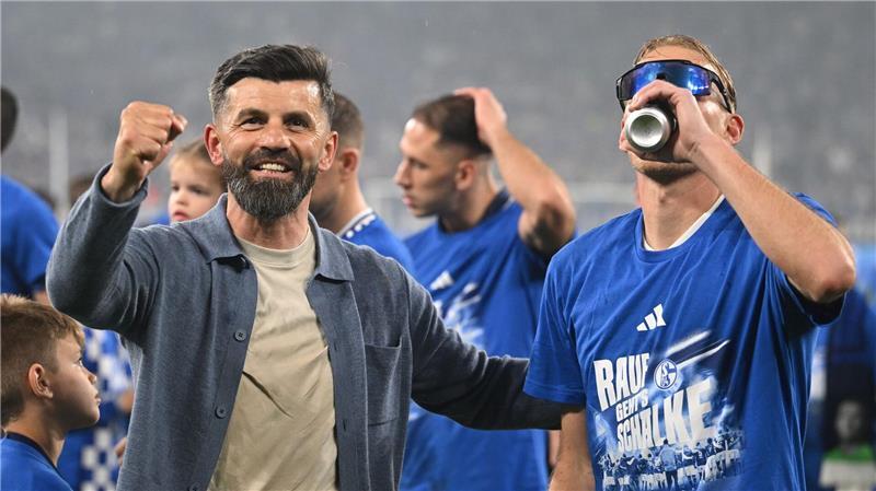 Auf den Aufstieg: Trainer Miron Muslic und Timo Becker nach Spielende.