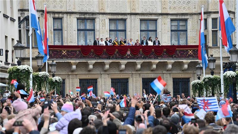 „Guillaume!“ - Luxemburg feiert neuen Großherzog Auf den Auftritt der Familie auf dem Balkon haben viele gewartet