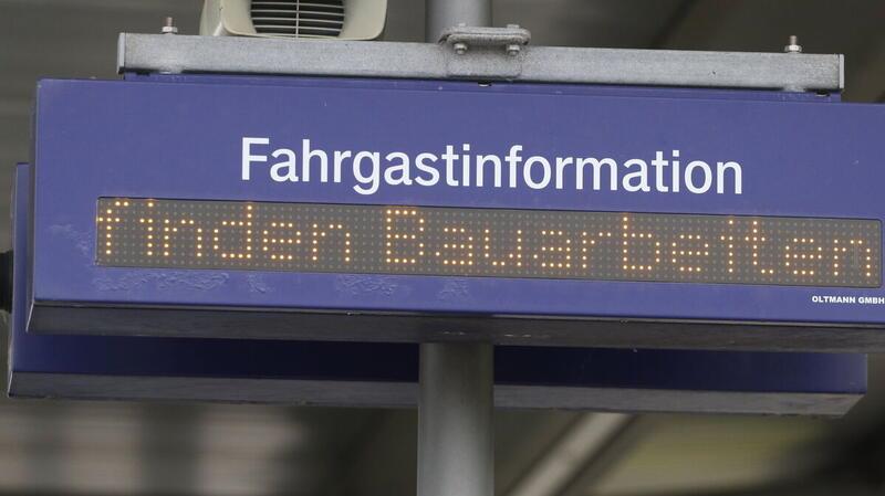 Auf den Bahnsteigen am Cuxhavener Bahnhof werden Fahrgäste auf elektronischem Wege auf die Ursachen der bis zum Wochenbeginn andauernden Beeinträchtigungen hingewiesen.