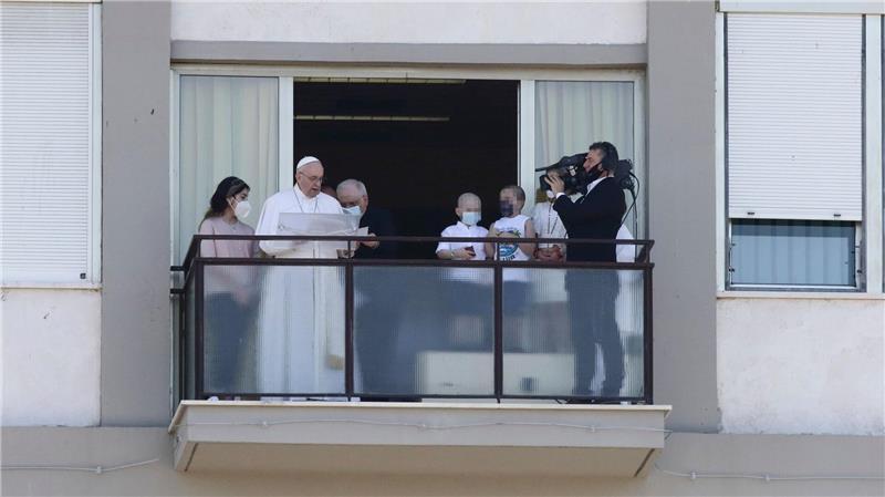 Auf den Balkon wird Franziskus - hier nach einer Operation im Jahr 2021 - nach Medienberichten eher nicht kommen. (Archivbild)